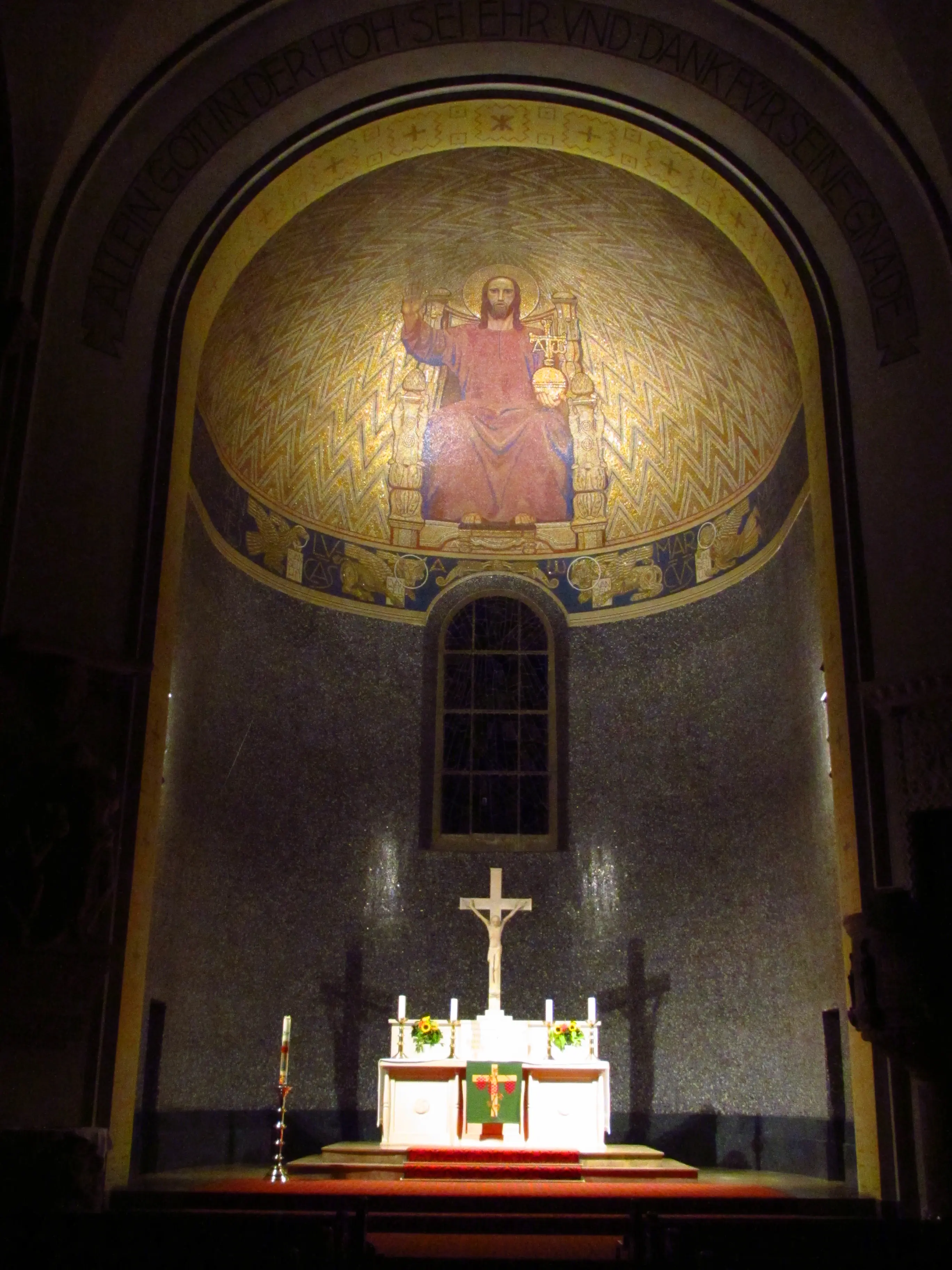 Apsis der Lukas-Kirche im Abendlicht