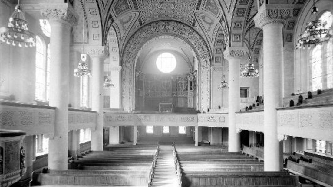 Lukas-Kirchenschiff mit Blick zur Orgelempore 1919