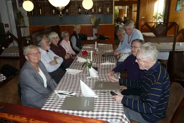 Die Aktiven des Schularbeitskreises trafen sich – ihr unermüdliches Engagement abschließend – zu einem gemütlichen Abendessen mit Pfrn. Andrea Köppen [vorne links] und Dr. Thomas Krämer, Vorsitzender des Lukas-Gemeindekirchenrats (GKR) [hinten rechts]: [im Uhrzeigersinn von links] Martin Zschimmer, Frau Gast, Frau Kreitlow, Frau Henning, Frau Kurth [stehend], Frau Hoffert und Herr Görg. Lutz Kußmann, der Photograph, ist mittels Portraitphoto [siehe unten] »eingeblendet«.