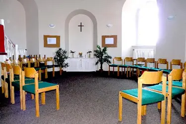 Der Kindergottesdienst findet in einem eigens eingerichteten Turmzimmer der Lukas-Kirche statt. Der christliche Zweck des hellen und freundlichen Raumes, ganz auf die Bedürfnisse der jungen Besucher ausgerichtet, ist klar erkennbar.