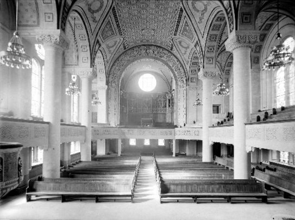Lukas-Kirchenschiff mit Blick zur Orgelempore 1919